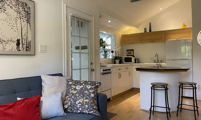 Fair Oaks Cabaña | Private and peaceful one bedroom cottage Menlo Park California near 3 hospitals