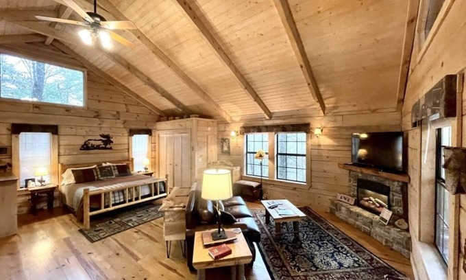 Tellico Plains Cabina | Private and Perfect! - hot tub, king bed, fireplace - dog and motorcycle friendly Studio Cabin by RedAwning