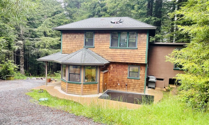 Freshwater Casa | Private and serene new home in the Redwoods of Humboldt County.