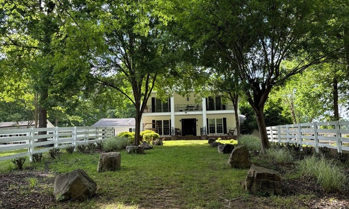 Inman Casa | Private and Spacious 7-bedroom house in fabulous Brooks with pool and lake, WiFi