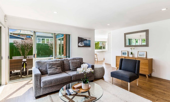 Greenlane - Ellerslie Casa | Private and sunny 3-bedroom home with parking