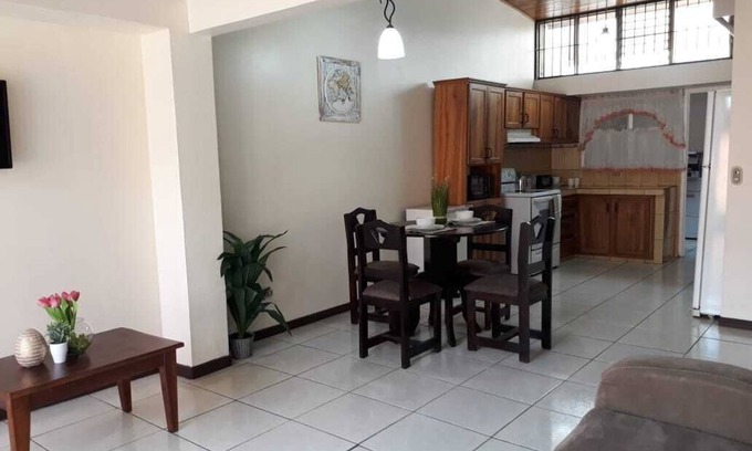 Alajuela Apartamento | Apartamento privado Casa 2 habitaciones 5 minutos Aeropuerto SJO amueblado Cocina espaciosa