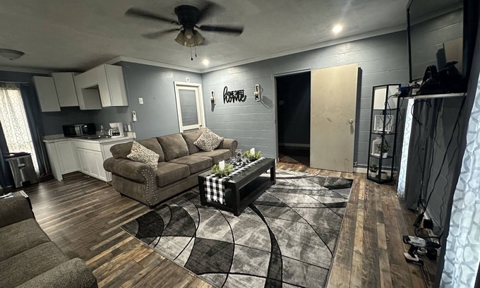 Ransom Apartamento | Private apartment, located close to the Hatfield & Mccoys sites and trails!