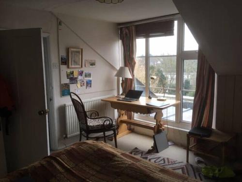 Leamington Spa Casa | Private attic in Georgian townhouse with free parking