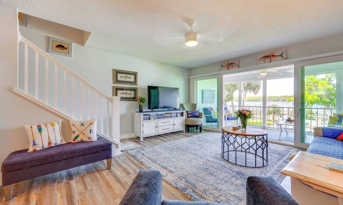 Welaka Condominio | Private Balcony w/ Water Views: Welaka Condo!
