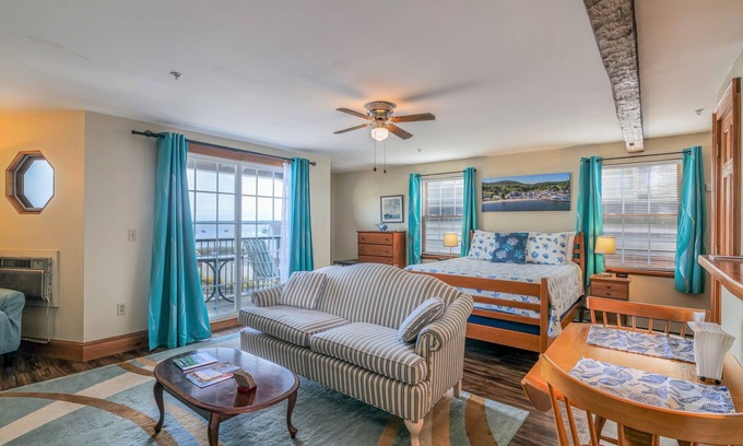 Lincolnville Apartamento | Private Balcony with Beach and Water Views - Sunrise