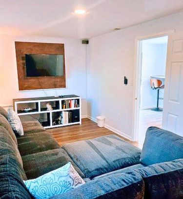 Arlington Apartamento | Private Basement APT Near DC Pet Friendly WiFi King Bed Kitchen and More