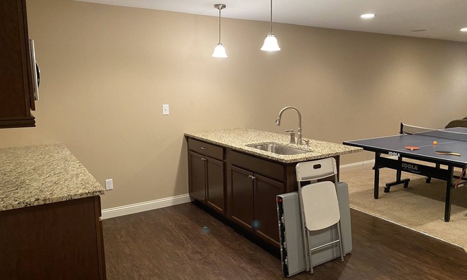 Maxwell Apartamento | Private basement bedroom with full bathroom and wet bar