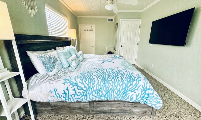 Independence Square Apartamento | Private Beach Front- Sandy Toes, Sunsets, and Sunshine