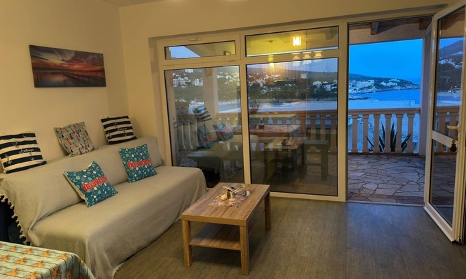 Utjeha Apartamento | Private beach 2-bedroom apartment