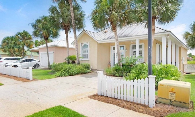 Avalon Beach Estates Casa | Gated Community Pools Golf Cart Private Beach Access | Relax at Coastal Cottage