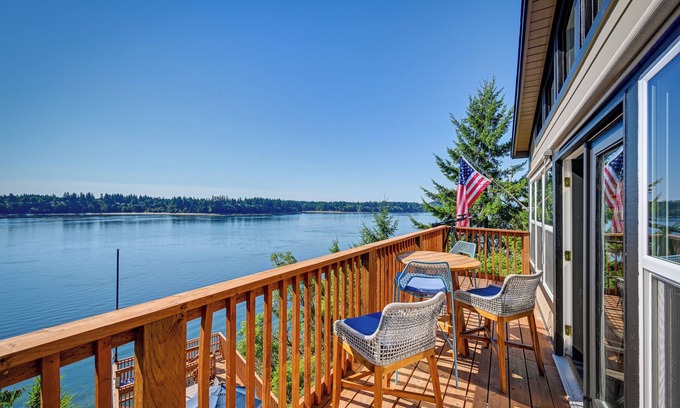 Olympia Casa | Private Beach at Waterfront Harstine Island Escape