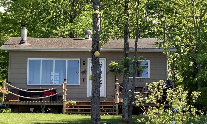 Rideau Lakes Cabaña | Private Beach Front Cottage