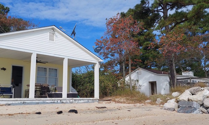 Point Lookout Cabaña | Private Beach Front Getaway at The Sunshine Beach Cottage.