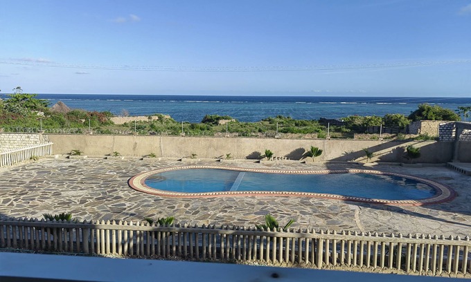 Ras Makamaiwe Apartamento | Private beach home with panoramic ocean views