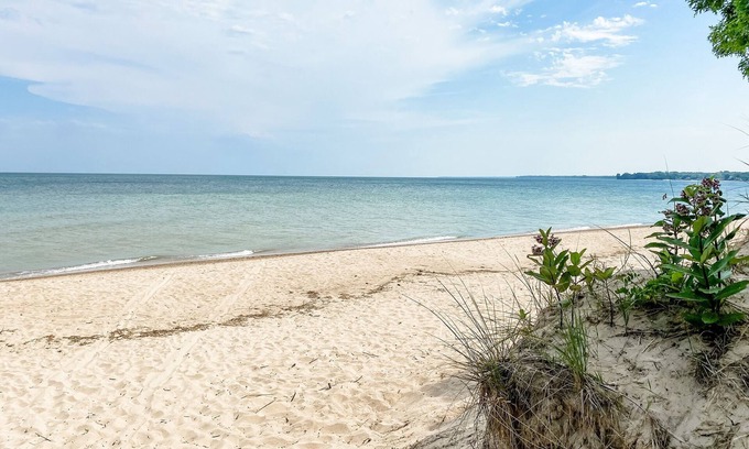 Caseville Cabaña | Private beach & lake access-Cozy Cottage