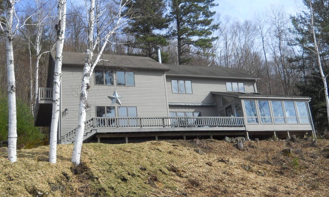 Adirondack Casa | Hermoso follaje de otoño frente al lago con vistas a la montaña