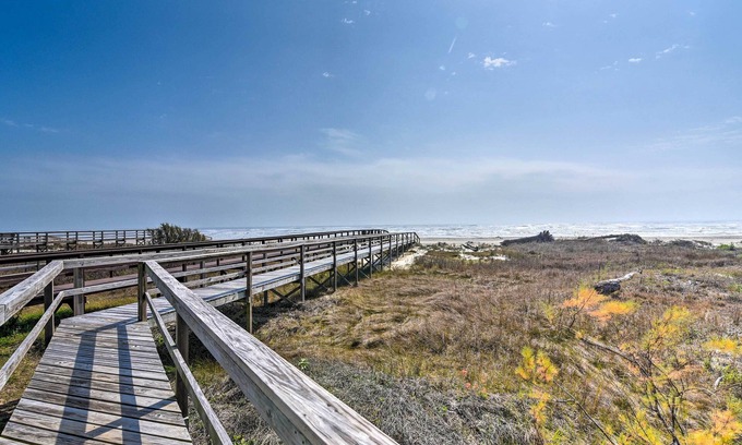 Freeport Casa | Private Beach + Oceanfront Balcony: Freeport Home