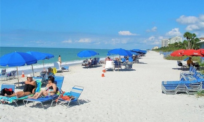 Pelican Bay Condominio | Private beach on the Gulf of Mexico -Resort style pool -5 star restaurants