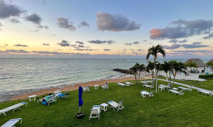 Key Colony Beach Condominio | Private Beach Retreat! Luxurious Bedding, Relaxing Pool, Best Sunsets, Fast WiFi