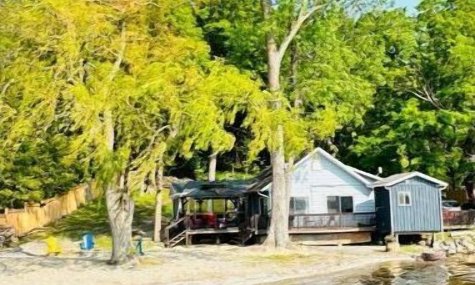 Greater Napanee Cabaña | Private Beach Waterfront Cottage