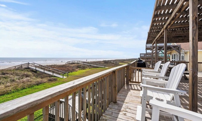 Freeport Casa | Private Beach Walkover, Sunset Views & Room to Gather
