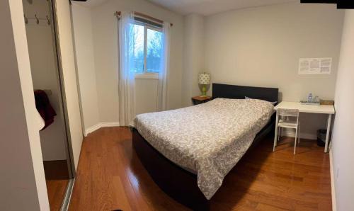 Mississauga Casa | Private bedroom 202