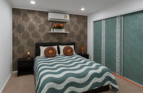 Papatoetoe Casa | Private Bedroom and Large Deck Separate Entrance