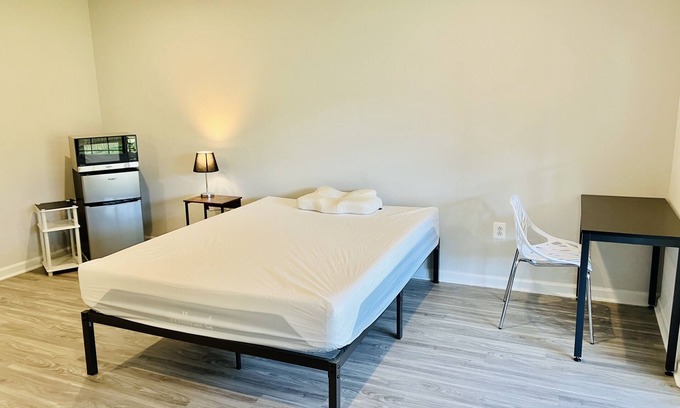 Glen Allen Casa | Private Bedroom & Bathroom