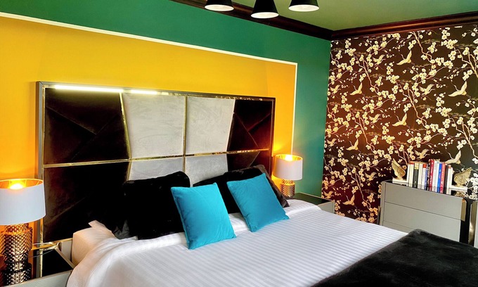 Glasgow Casa | Private Bedroom & Bathroom with Amazing View in Quirky Townhouse