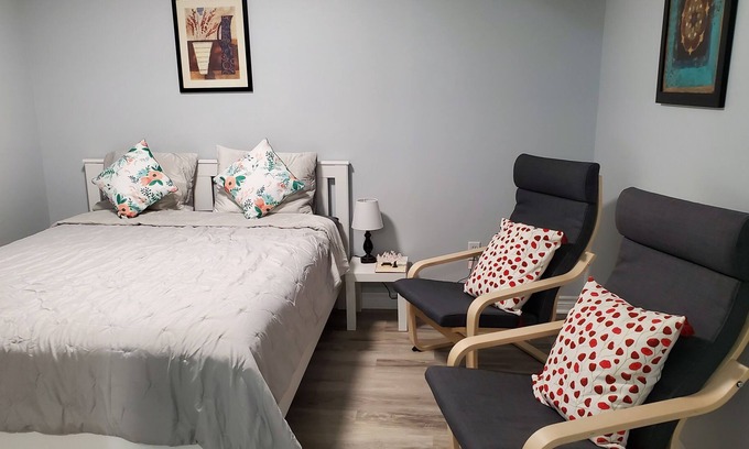 East Credit Apartamento | Private bedroom unit near the airport