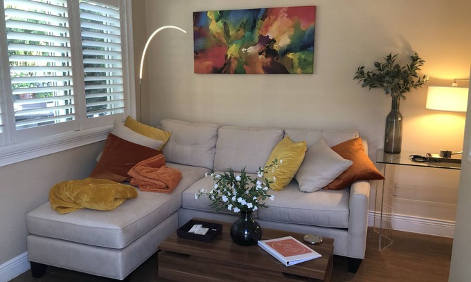 Poinsettia Heights Apartamento | Private bedroom + den suite - shared pool/garden in the heart of Fort Lauderdale