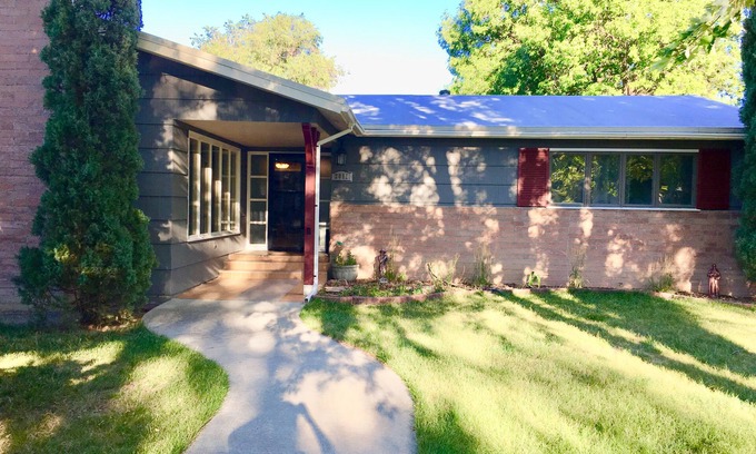 Billings Casa | Dormitorio privado con el rey de California muy cómodo