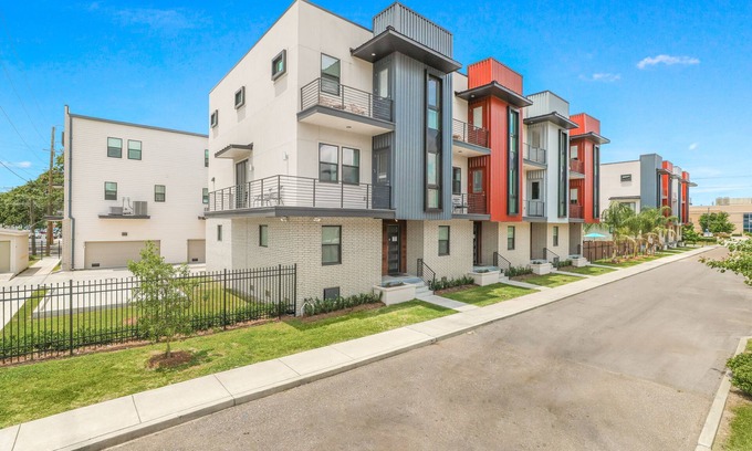 Mid-City Condominio | Private Bienville Villas by Hosteeva