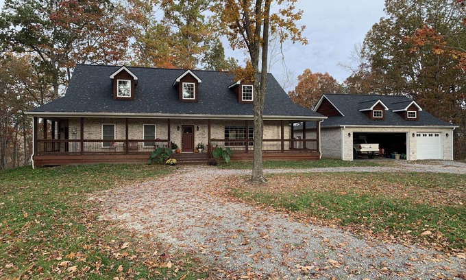 Pittsburg Casa | Private brick home in the woods near lake
