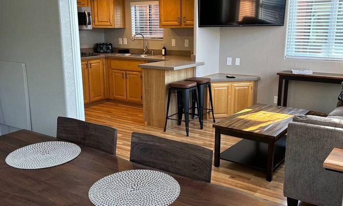 Smith River Cabina | Private Cabin 21 with Jacuzzi and Spacious Deck with View and Outdoor Seating (Private Beach Owned by White Rock Resort)