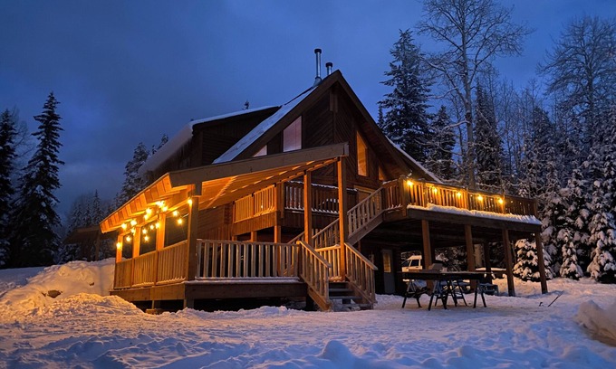 Central Okanagan Casa | Private cabin in the woods with hot tub