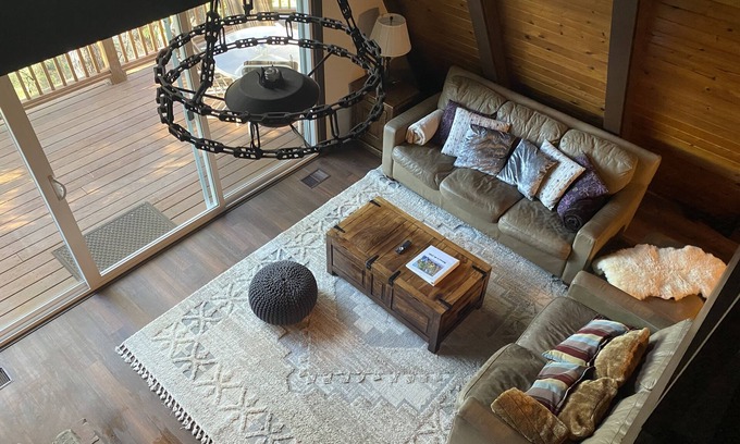 Mi-Wuk Village Cabina | Private cabin in a small mountain town surrounded by pine trees. Snow getaway