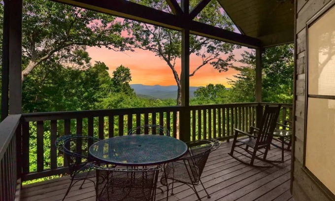 Owl Town Retreat Cabina | Private Cabin, Mtn view, hot tub, game room, fire pit