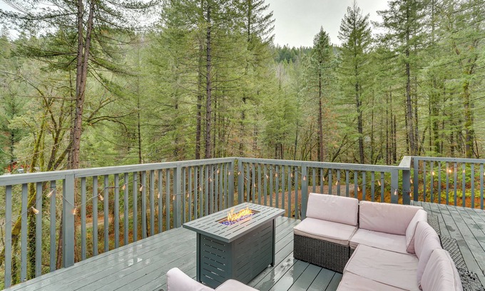 Lakehead Cabina | Private Cabin w/ Forest Views & Grill in Lakehead!