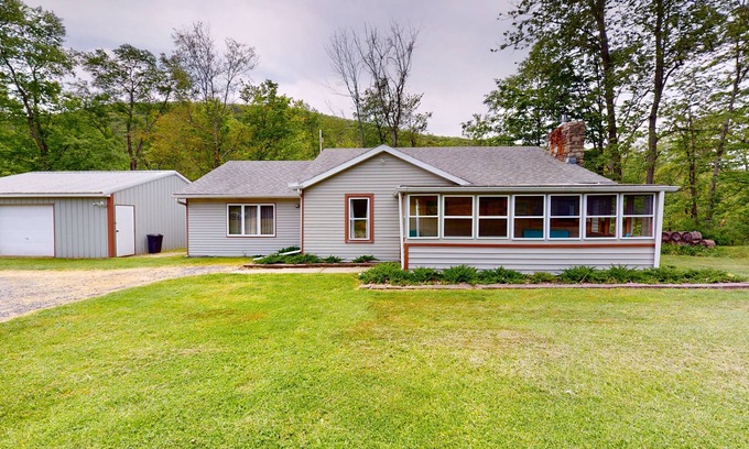 Gaines Cabina | Private Cabin walk to Pine Creek or hike PA Grand Canyon, Summer Fun Chestnut