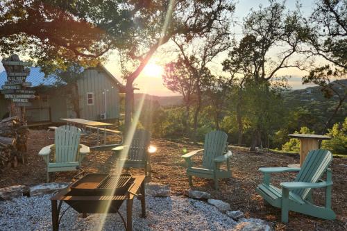 Canyon Lake Casa | Private Cabin with Amazing Hilltop Views of Sunrise, Sunset and Wildlife & Hot Tub
