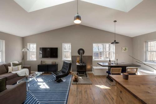 Roscoe Casa | Private Cabin with Guesthouse Hot Tub Fire Pits