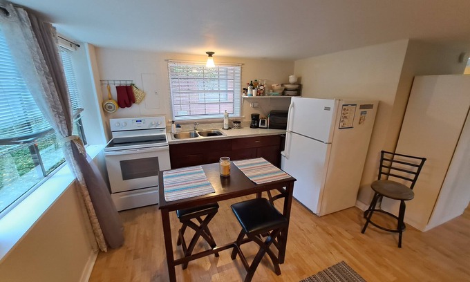 Northside Cabaña | Private Carriage House and Driveway