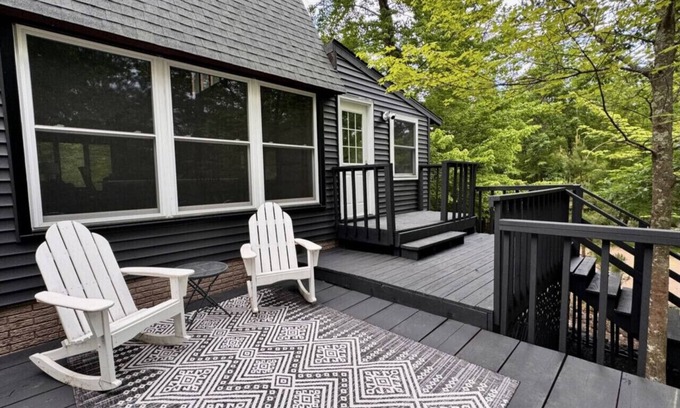 Danbury Casa | Private Chalet, 3 Queen beds on Trails in Voyager