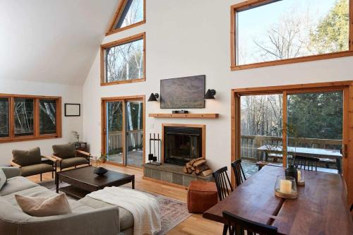 Roscoe Casa | Private Chalet with Fire Pit Deck and Large Yard