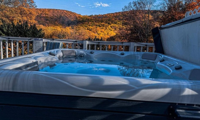 Port Jervis Chalet De Esquí | Private Chalet with Mtn views, Pool, Hot Tub, Fire Pits, Game Room & Gym