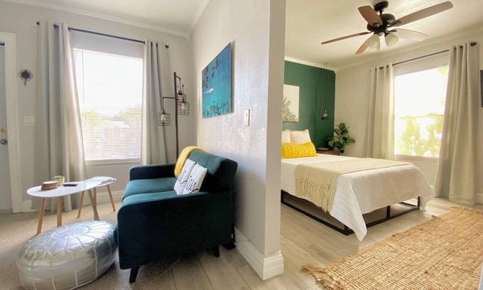 Parker Ridge Casa | Private charming King bed cottage quick drive to downtown and beach
