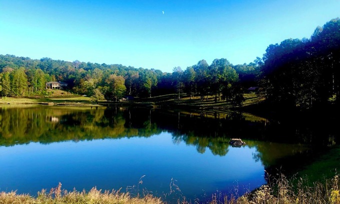 Clarkesville Casa | PRIVATE ! Charming Lake house on 20 acre private lake with sunset vi