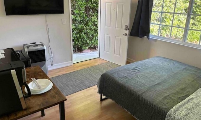 Woodland Hills Apartamento | Private Charming Master Bedroom